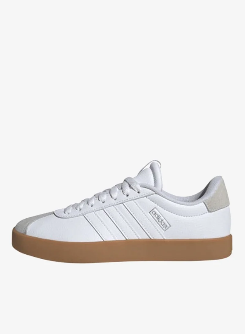 اديداس أحذية في إل كورت .